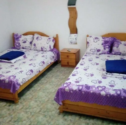 Проживання в сім'ї Casa Cu Castan